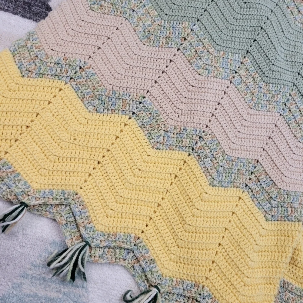 HANDKNIT Chevron stripe Crochet Lap Blanket 48 x 62